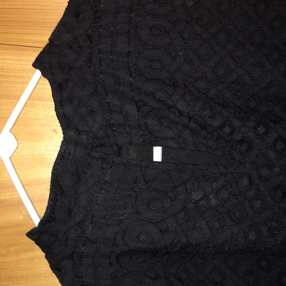 Black top overlayed with lace - Picture 3 of 5